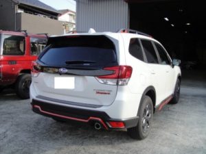 スバルフォレスタ　フリップダウンモニター設置作業
